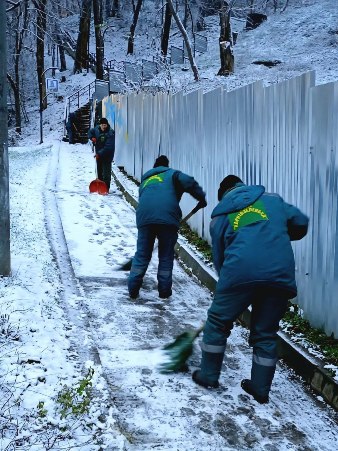 Бригади «Харківзеленбуд» розчищають сніг на алеях і доріжках міста